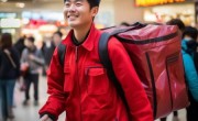 外卖小哥勇救跌倒老人扶梯上，暖心一幕引关注